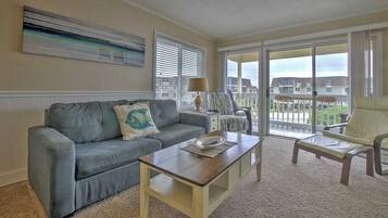 Condo, 2 Bedrooms | Living area