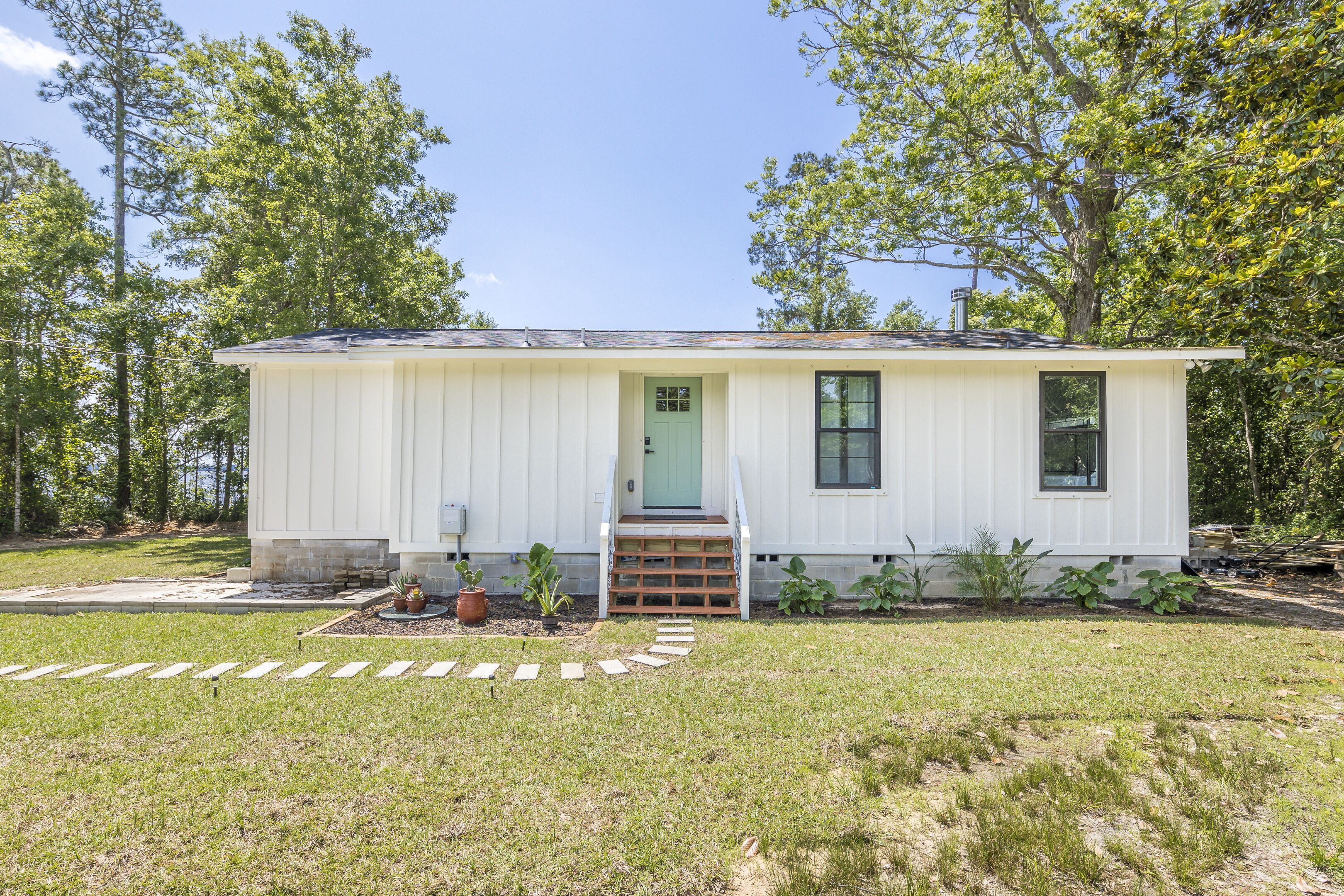 FANTASTIC SPECIALS!BOOK NOW AND SAVE*Newly remodeled private bay front house.