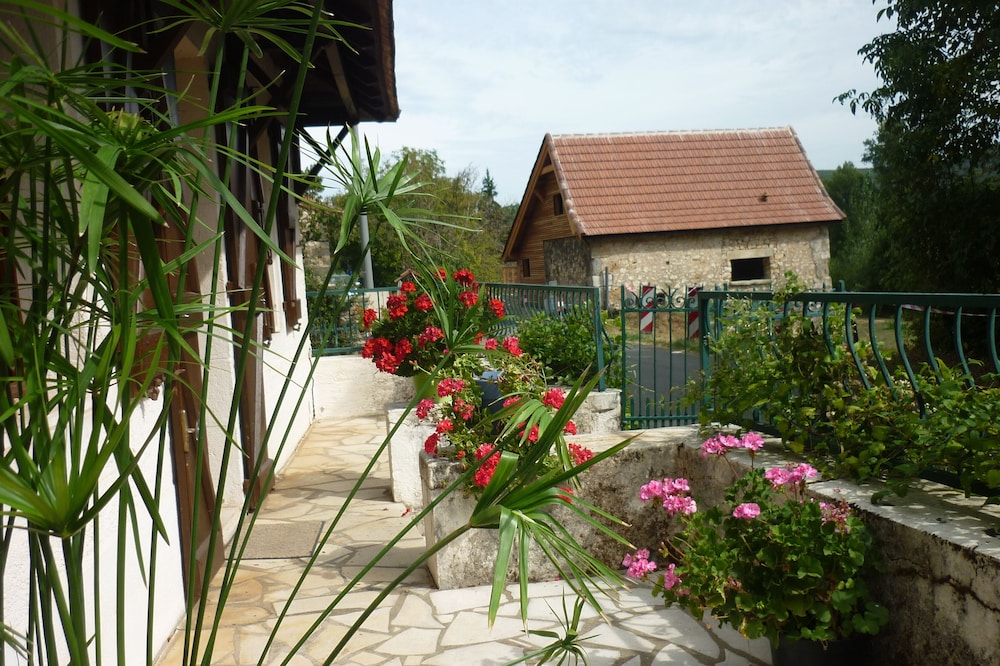 L'oustal D'emilien. Maison de Campagne, Rivière Lot au Fond du Jardin