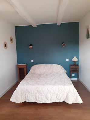 2 bedrooms, desk, iron/ironing board, travel crib