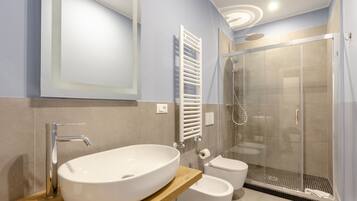 Design Apartment | Bathroom | Shower, hair dryer, bidet, towels