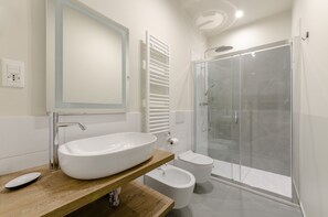 Standard Apartment | Bathroom | Shower, hair dryer, bidet, towels - San Luca Apartments by Wonderful Italy (Genoa)