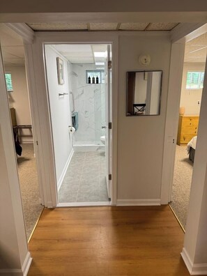 ヘアドライヤー、タオル、石鹸、シャンプー