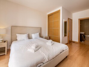 2 chambres, fer et planche à repasser, accès Internet, draps fournis