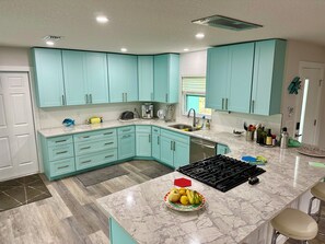 Réfrigérateur, four à micro-ondes, un four, surface de cuisson