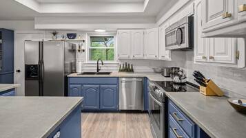 Jääkaappi, mikroaaltouuni, uuni, liesi