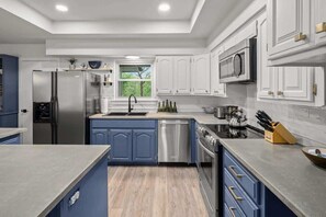 Een koelkast, een magnetron, een oven, een kookplaat