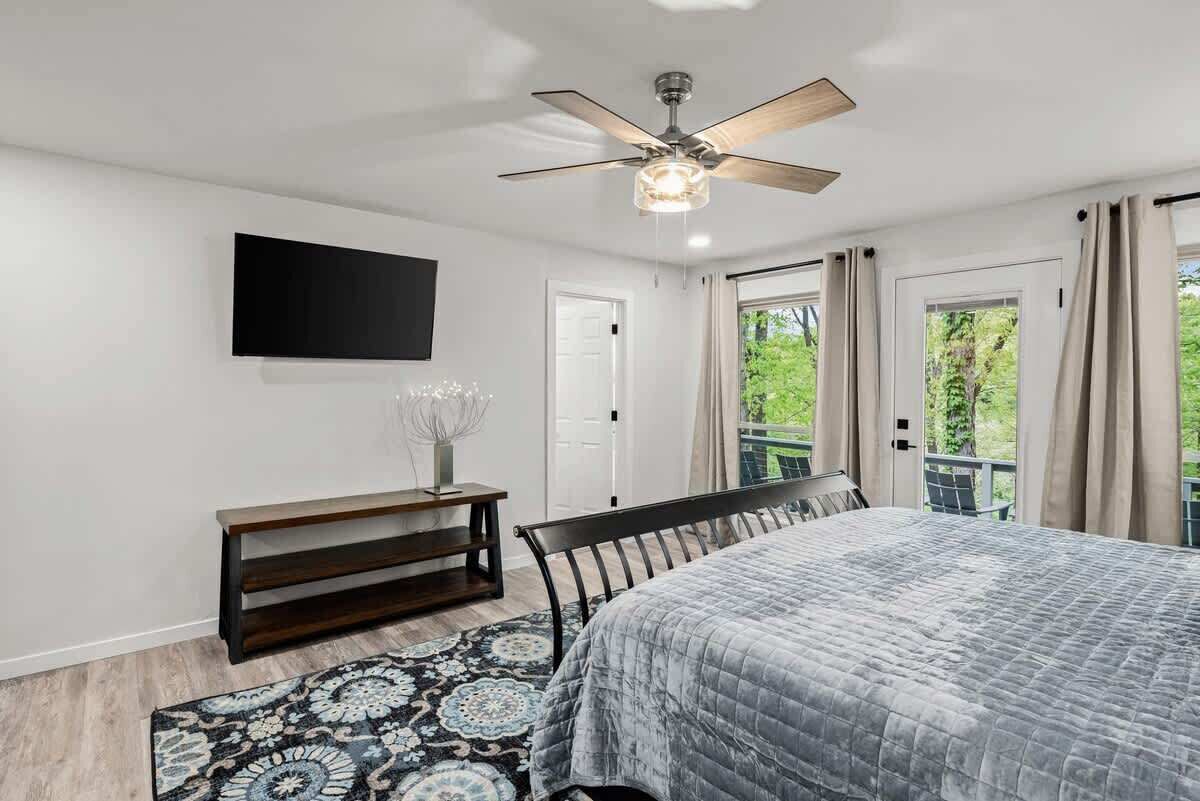 5 bedrooms, desk, iron/ironing board, travel crib