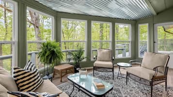 Televisio, takka, kirjoja, työhuone