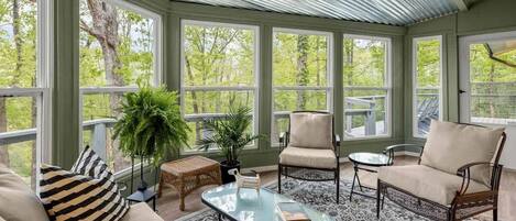 Tv, pejs, bøger, kontorer