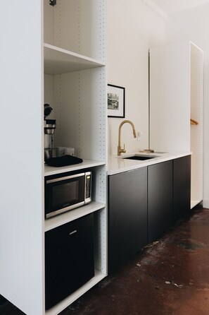 Refrigerador, microondas y cafetera y tetera 