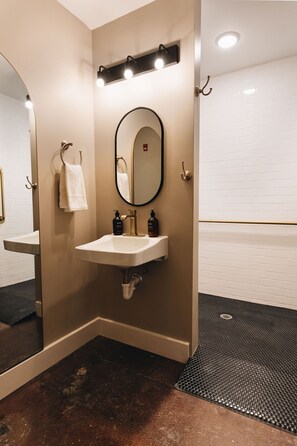 Regadera, secadora de cabello, toallas 