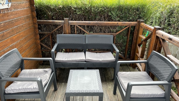 A wooden deck with a sofa, two armchairs, and a small table. - Charmant Mobile-home Cosy (Bernières-sur-Mer)