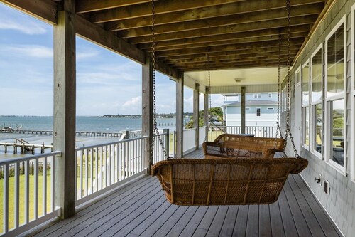 Dolphin Lookout 4 Bedroom Home by RedAwning