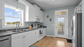 Maison, 4 chambres | Cuisine privée | Réfrigérateur, four, cafetiÚre/bouilloire, grille-pain