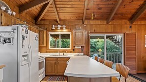 House, 4 Bedrooms | Private kitchen
