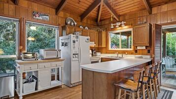 House, 4 Bedrooms | Private kitchen | Fridge, oven, coffee/tea maker, toaster