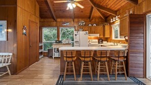 House, 4 Bedrooms | Private kitchen