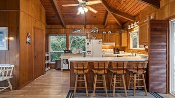 House, 4 Bedrooms | Dapur peribadi | Peti sejuk, ketuhar, pembancuh kopi/teh, pembakar roti