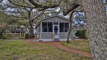 House, 2 Bedrooms | Exterior