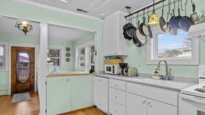 House, 2 Bedrooms | Private kitchen