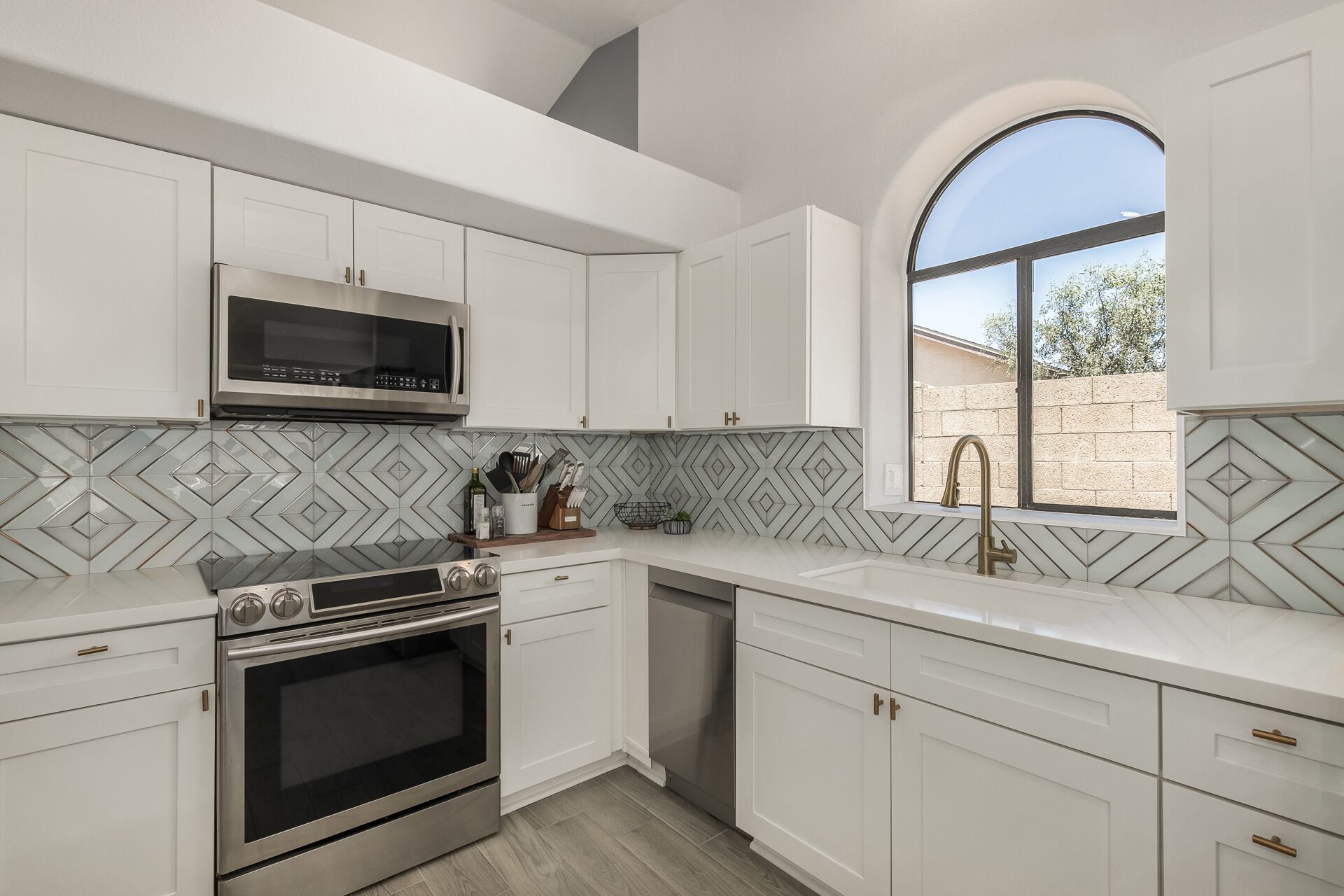 Beautiful Glendale home with FREE HEATED POOL