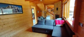 Una Smart TV, una chimenea, libros