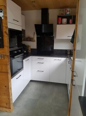 Frigorífico, microondas, horno y placa de cocina