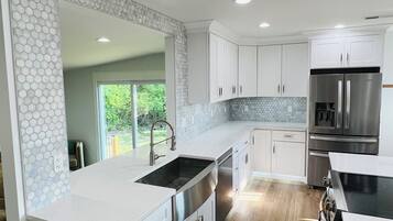 Refrigerador, microondas, horno y parrilla de estufa