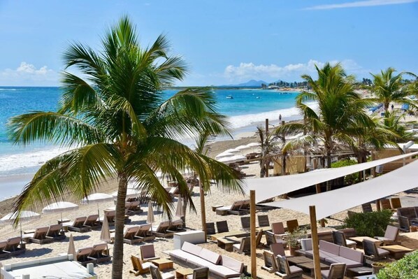 Sun loungers, beach towels - Tisucrier Orient Bay Ocean Front (Baie orientale)