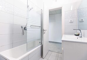 Villa | Salle de bain | Douche à « effet pluie », sèche-cheveux