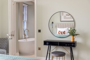 2 habitaciones, escritorio y tabla de planchar con plancha 