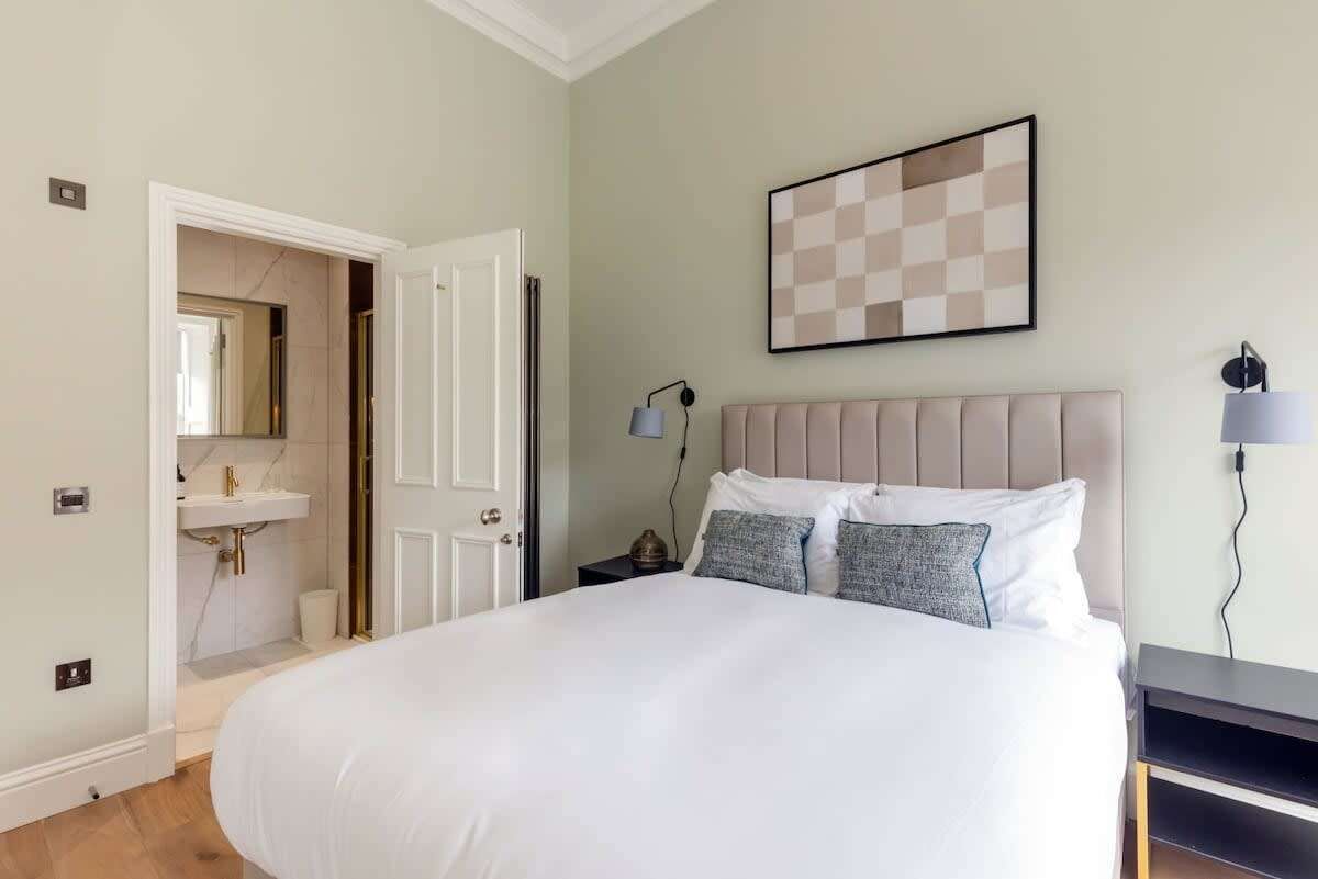 2 bedrooms, desk, iron/ironing board, travel cot