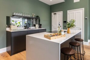 Fridge, microwave, oven, stovetop - Jade Suite - City Centre 2 Bed Luxury Apartment (Edinburgh)