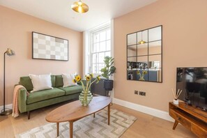 TV, offices - Kenna Suite - City Centre 1 Bed Studio Apartment (Edinburgh)