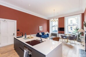 Fridge, microwave, oven, stovetop - Ember Suite - City Centre 1 Bed Luxury Apartment (Edinburgh)