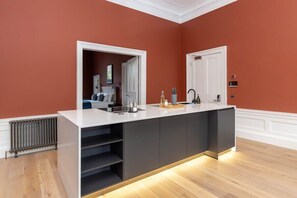 Frigorífico, microondas, horno y placa de cocina