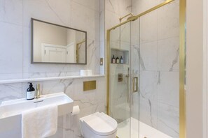 Bañera, secador de pelo y toallas