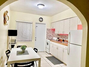 Private kitchen - Oasis at Hollywood II - Sleep 4 - Unit 2 (Hollywood)