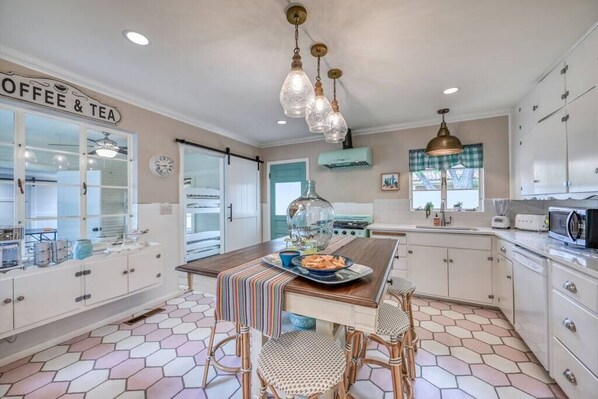 冰箱、微波炉、烤箱、炉灶