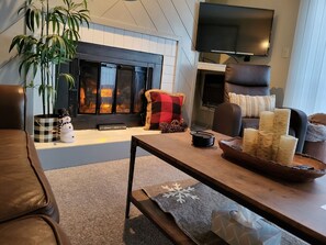 Smart TV, fireplace, DVD player, video library - Cozy Condo-Ski, Tube, pool & Hot tub (Bellaire)