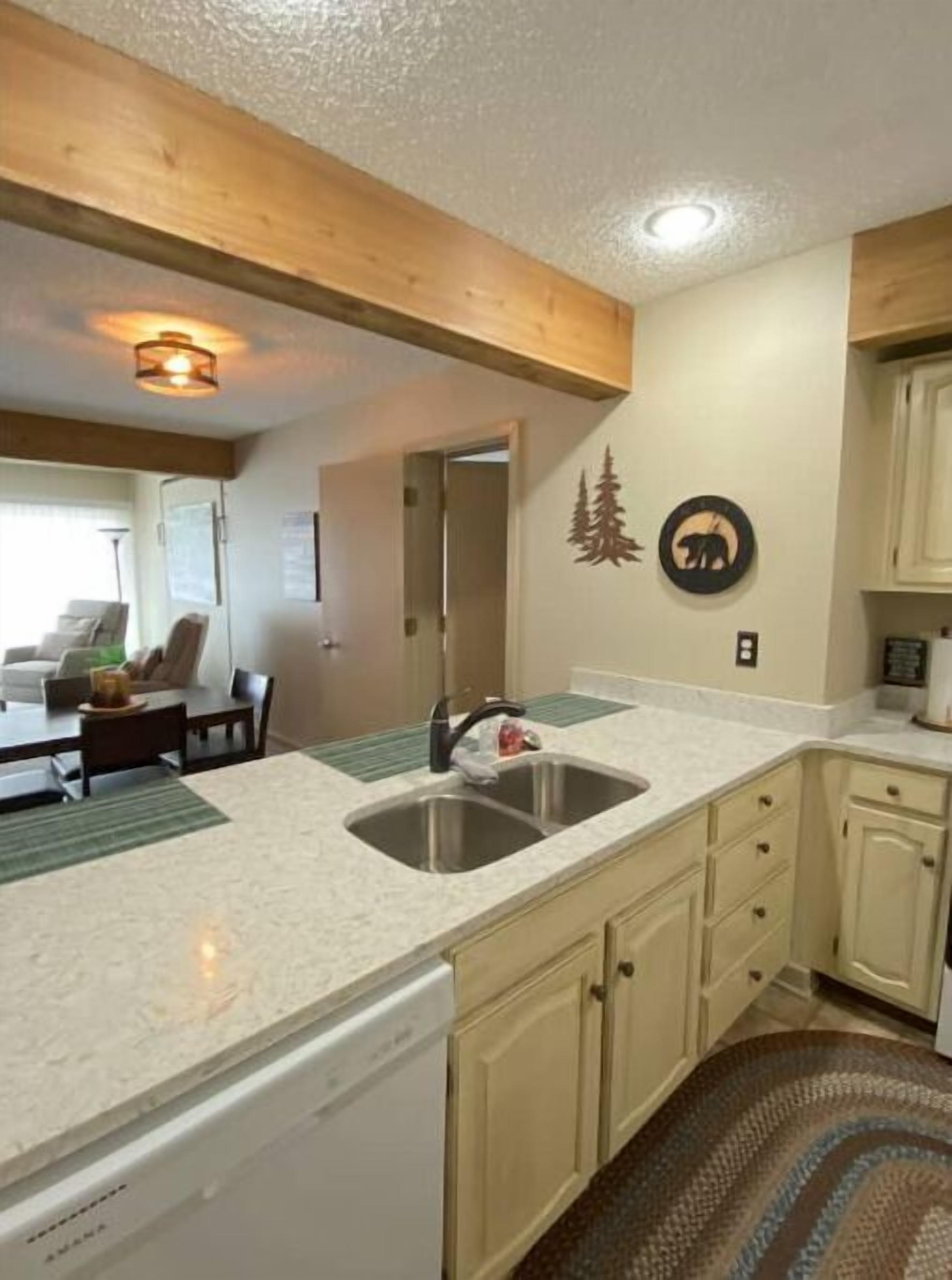 Amazing views! Golf, Fall chairlift rides, Year round pool & hot tub