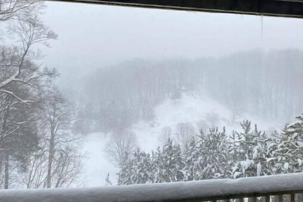 Amazing views! Golf, Fall chairlift rides, Year round pool & hot tub