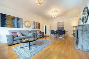 TV, offices - Apartment near Natural History Museum (London)