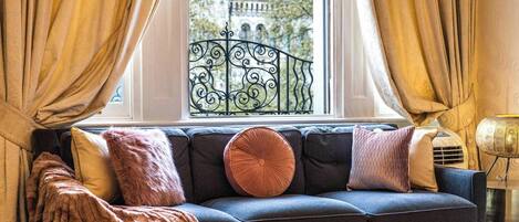 Een televisie en een kantoor