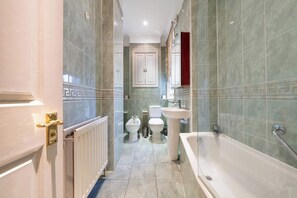 Bathtub, hair dryer, towels - Apartment near Natural History Museum (London)