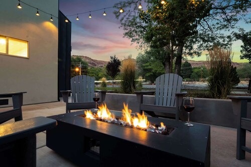Downtown • Desert-View Patio • Hot Tub + BBQ Area