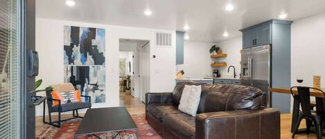 Fernseher, Stereoanlage, Arbeitsbereiche