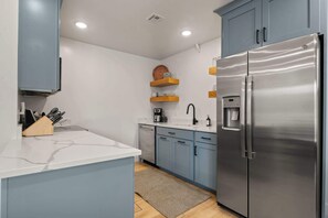 Fridge, microwave, oven, stovetop - Near Downtown Stylish 2BR With Amazing Patio - 6 (Moab)