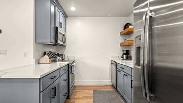 Een koelkast, een magnetron, een oven, een kookplaat